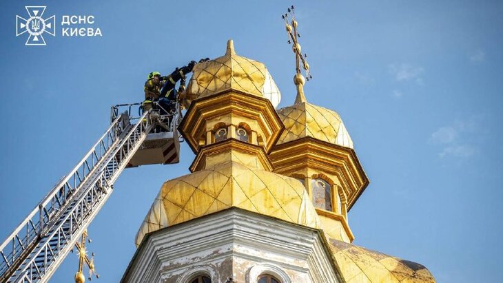 Золоченый крест обрушился на одном из куполов в Киево-Печерской лавре