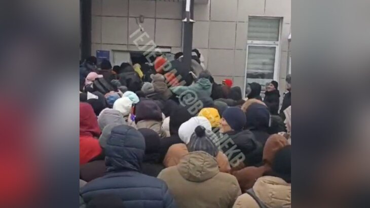 Полиция направлена к миграционному центру Екатеринбурга после давки