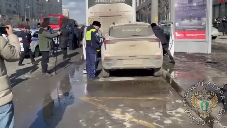 Первичная экспертиза показала, что врезавшийся в остановку в Казани водитель был трезв