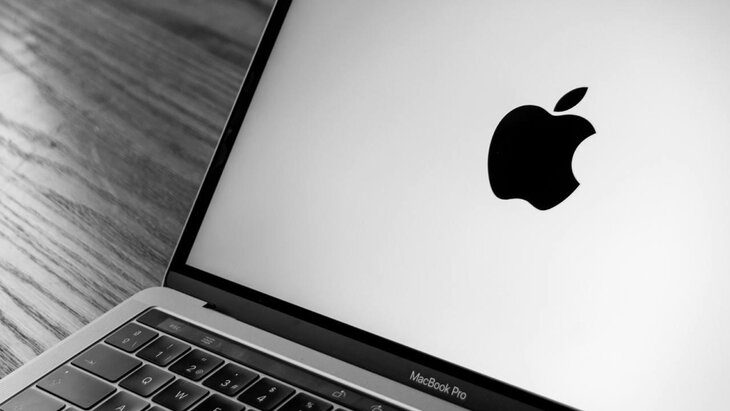 Apple ���������� ����� ������� MacBook 4 ����� � ���