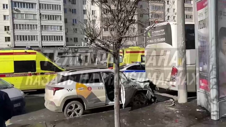 СК возбудил дело после наезда автомобиля на остановку в Казани
