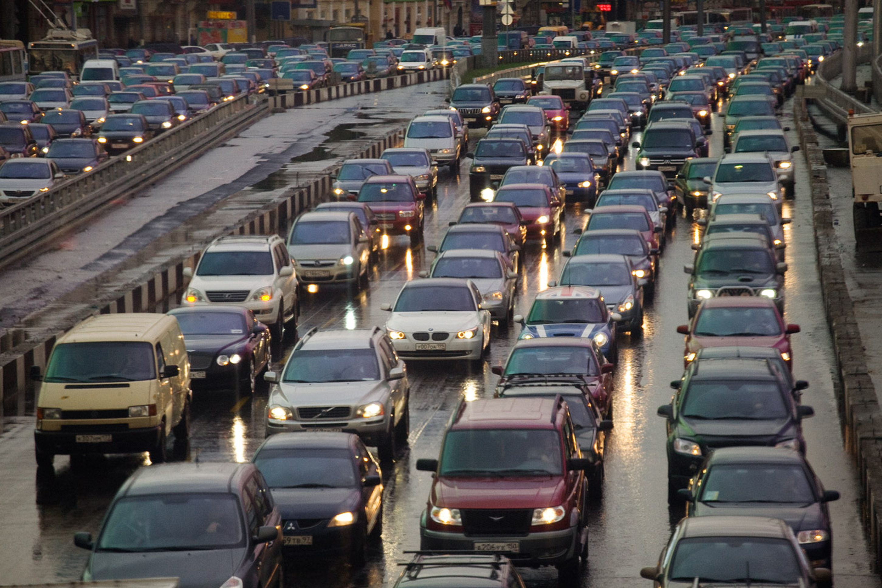 Время пробок на работу. Автомобильная пробка. Автомобильный транспорт. Поток машин. Пробка много машин.