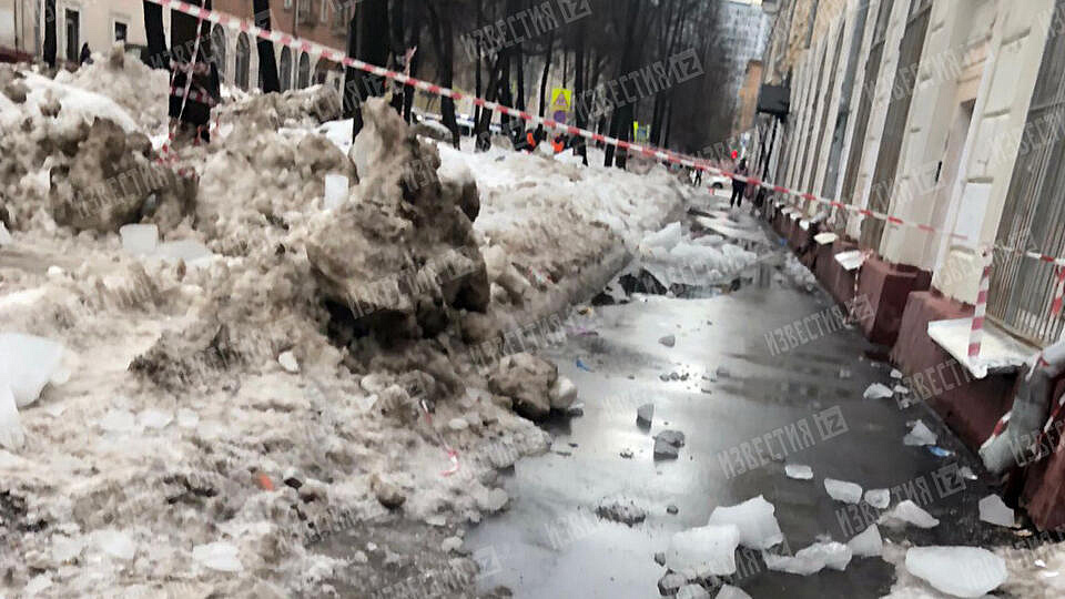 На востоке Москвы женщину убила упавшая с крыши глыба льда