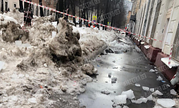 На востоке Москвы женщину убила упавшая с крыши глыба льда
