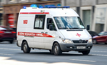 Автомобиль Chrysler сбил отца с ребенком на руках на востоке Москвы