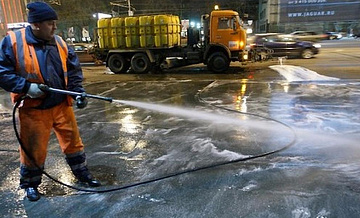 В ВАО провели мытьё тротуаров и дорог