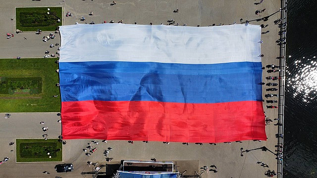 На востоке Москвы развернули гигантский флаг России