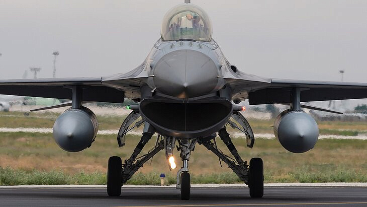   F-16        