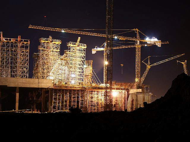 строительная площадка ночью. стройка ночью зимой. стройка ночью красивые фото. ночные работы на стройке. освещение на стройке.