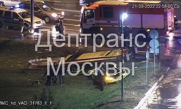 В Новокосино автомобиль Porsche врубился в стелу автозаправки на Суздальской улице