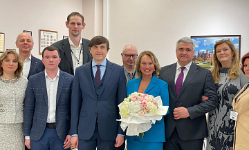 Министр просвещения РФ посетил школу 1409 и поздравил педагогов с 8 Марта