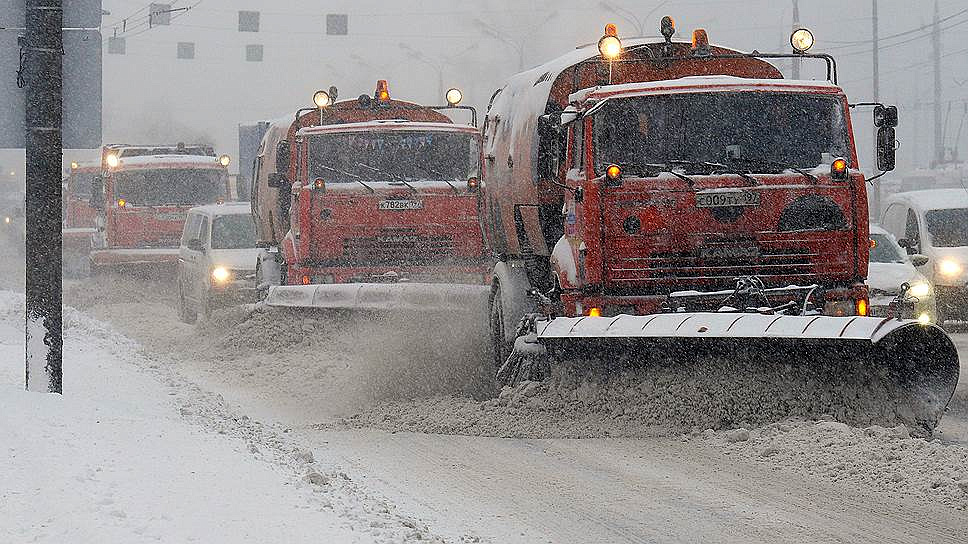 Больше 8,5 тыс. машин убирают снег в Москве