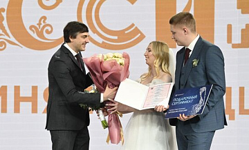 Кравцов на выставке "Россия" вручил молодоженам из Югры сертификат на круиз