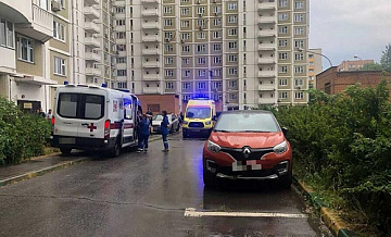 Двухлетняя девочка разбилась при падении с седьмого этажа на востоке Москвы