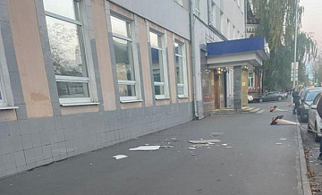 Две девочки-подростка попали в больницу после того, как им на головы рухнула фасадная плитка со здания на востоке Москвы