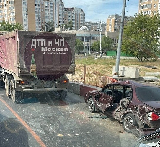 Полоса перекрыта на Косинском шоссе из-за ДТП, в котором самосвал помял легковой автомобиль