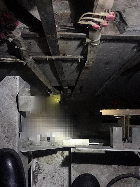 Тело молодого мужчины нашли в шахте лифта на востоке Москвы
