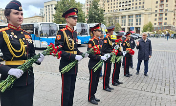 В Александровском саду прошло возложение цветов к Могиле неизвестного солдата