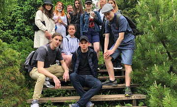 Учащиеся медицинского класса московской школы 1409 проходят практику в ботаническом саду МГУ